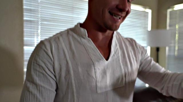 черный качок в масле трахает в костюме без резинки