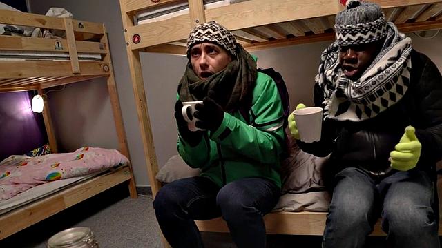 Пышногрудая красавица не может насытиться bbc втроём в хостеле