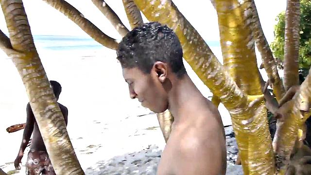 Черный твинг жарит парня после душа без резинки