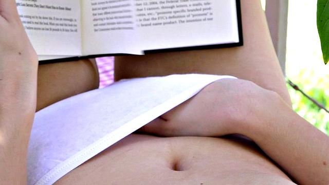 Вайолет раздевается в саду и балует свою киску