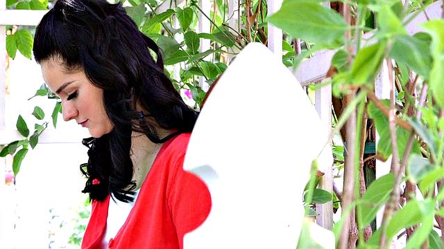 Вайолет раздевается в саду и балует свою киску