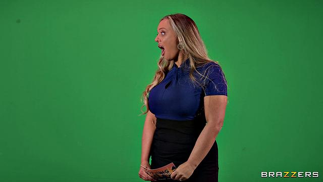 Утром ведущие совсем забыли о погоде, когда Дэнни ловко вставил Феникс в попку прямо в эфире, а синоптик устроила себе праздник на стуле! Вот такой прогноз на сегодня.