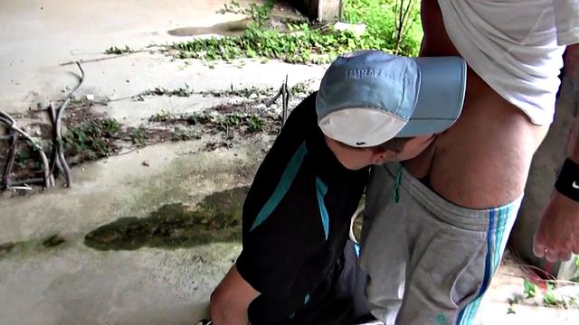 Парень с фетишем на кроссы сосёт большой хер на улице