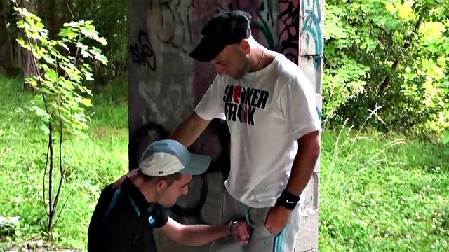 Парень с фетишем на кроссы сосёт большой хер на улице