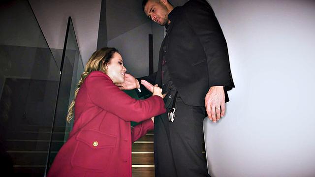 Jennifer Cums Alive at night