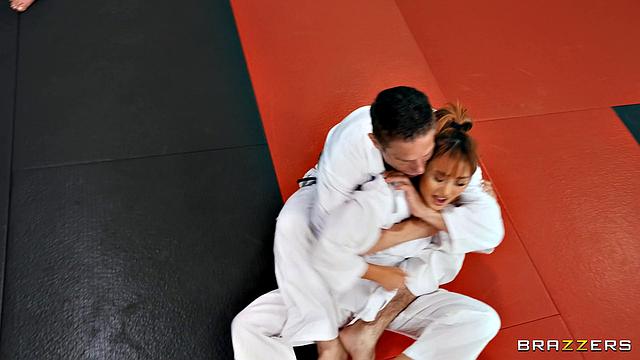 две страстные сучки дерутся за хер тренера