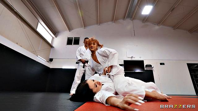 две страстные сучки дерутся за хер тренера