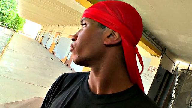 Amateur thug picked up and banged in public place