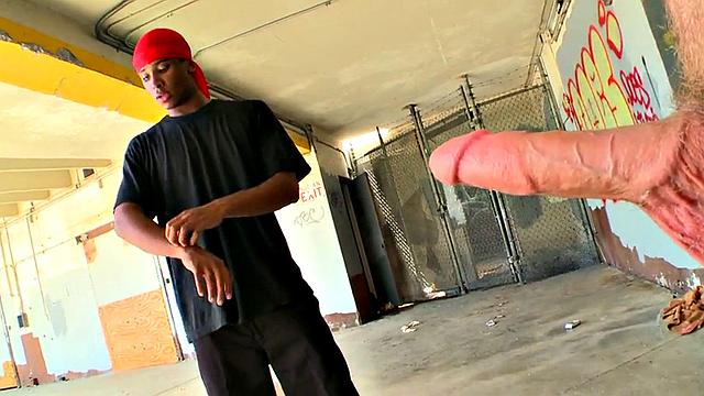 Amateur thug picked up and banged in public place