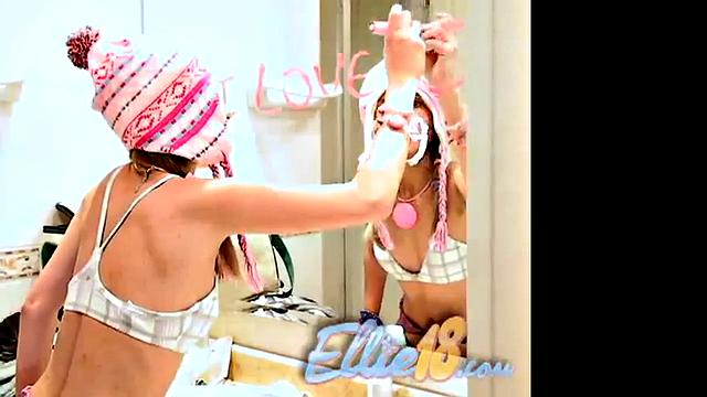 Элли дрочит в ванной: лифчик на всю грудь, носки на полноги, а стыд где-то потерялся