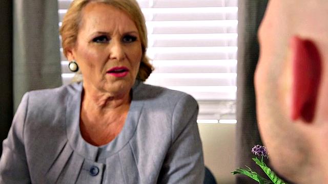 офисная бабка даёт кредит за хороший залив в киску