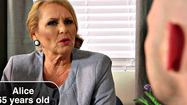 офисная бабка даёт кредит за хороший залив в киску