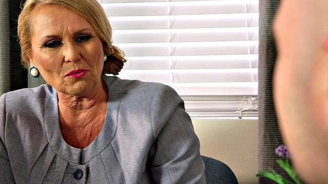 офисная бабка даёт кредит за хороший залив в киску