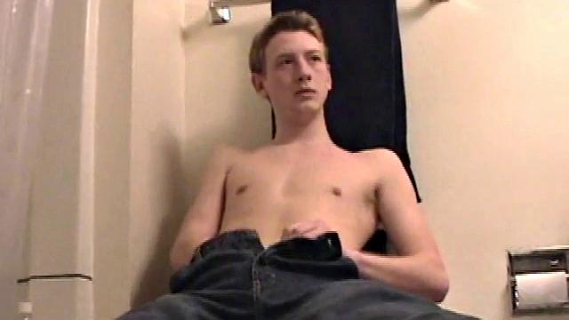 Корбин дрочит на толчке, рука устала - пришлось менять