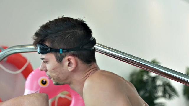 Mature swimming coach gets her pussy rammed by student