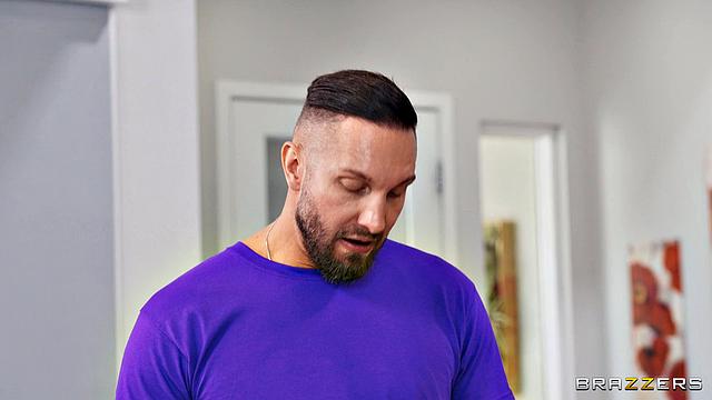 Она зависла в телефоне и жаждет двойного проникновения