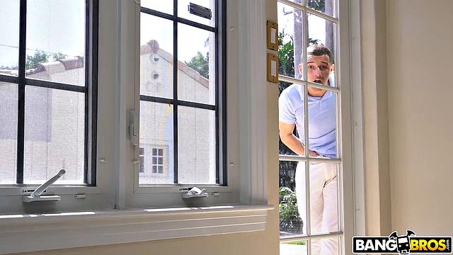 Надя Уайт не могла сдержаться и устроила жаркое шоу на диване для друга сына, а потом устроила ему яркий минет и взяла в себя по полной.