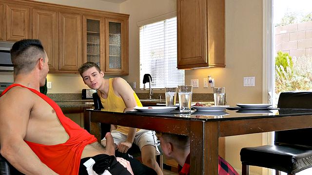 борьба за хуй: кто сосёт лучше всех под столом?