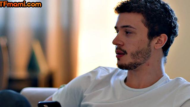 огромногрудая мачеха сражается с миниатюрной азиаткой за член пасынка