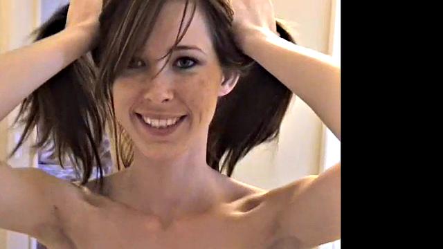 BrookeSkye теряет себя в экстазе перед зеркалом, раздвигая гладкую киску