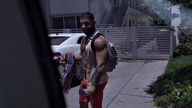 смотри, как качок в фургоне сосёт за деньги и получает в лицо