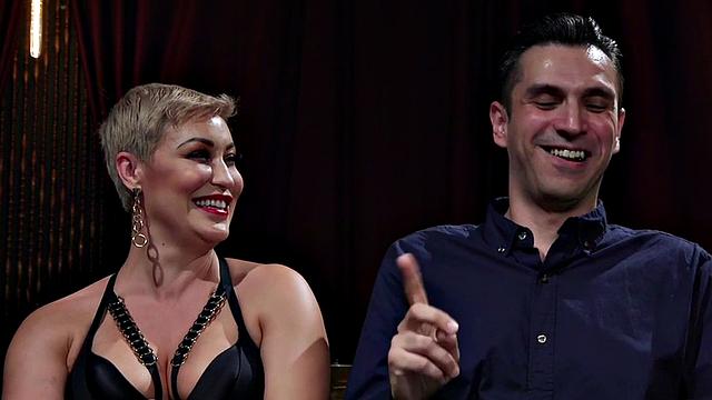 зрелая госпожа шпилит подчинённого и играет с его ногами