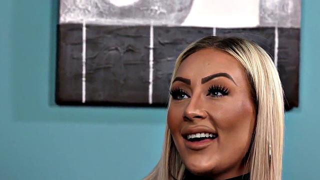 Voyeuristic MILF enjoying the show