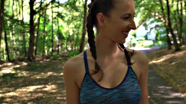 Смотри, как спортивные лесбиянки приседают и лижут киски на свежем воздухе