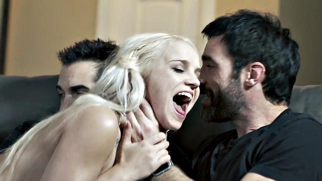 она пускает его домой и глубоко берёт в рот