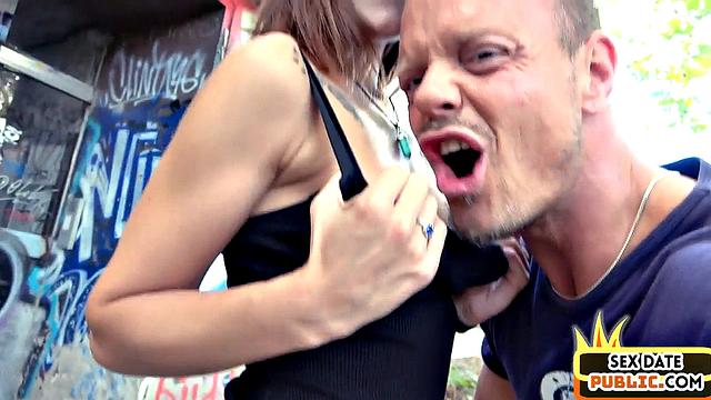 Public amateur babe fucked outdoors on sex date