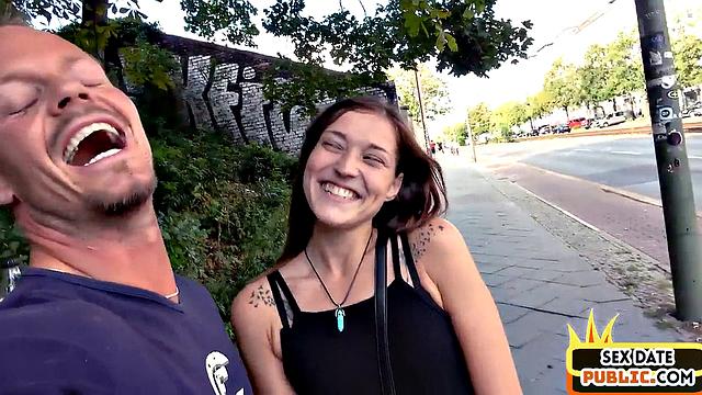 Public amateur babe fucked outdoors on sex date