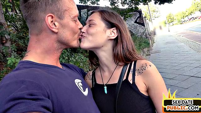 Public amateur babe fucked outdoors on sex date