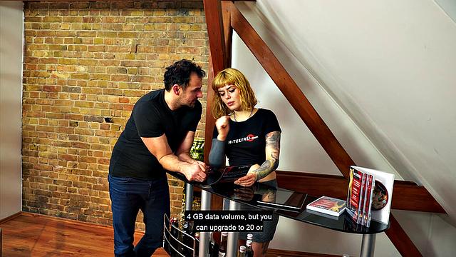 рыжая в джинсах жарко трахается и делает минет