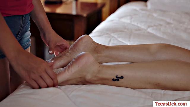 Back massage turns into a hot pussy licking session