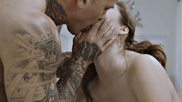 брутальная массажистка заглатывает член и получает жёстко в волосатую киску