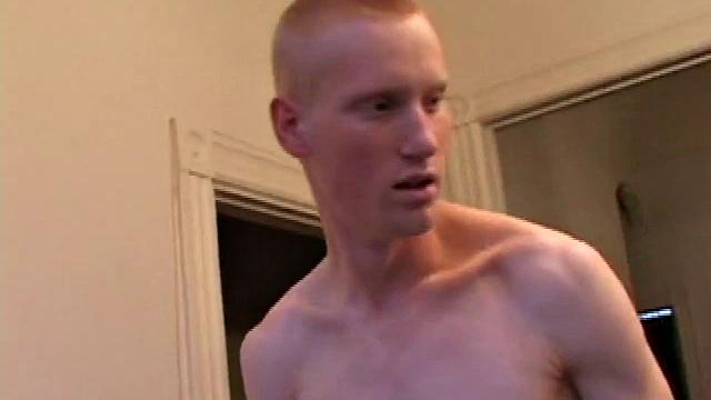 трое парней раздеваются, дрочат и смачно отсасывают друг другу