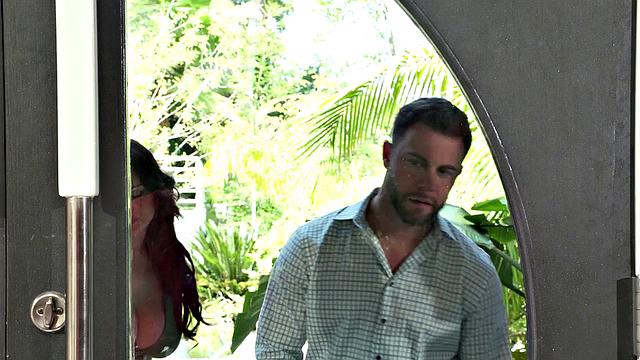 соседка milf залетела к парочке - теперь у них весёлая тройка