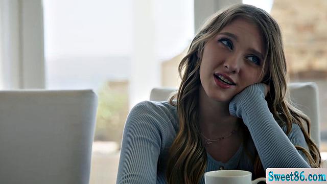 Две зрелые подруги лижут друг другу киски на диване и кайфуют по полной.