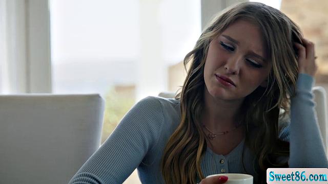 Две зрелые подруги лижут друг другу киски на диване и кайфуют по полной.