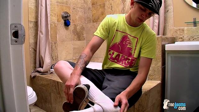 Ian Madrox gets down on his knees for Tyler Bolt in a raw bathroom hookup