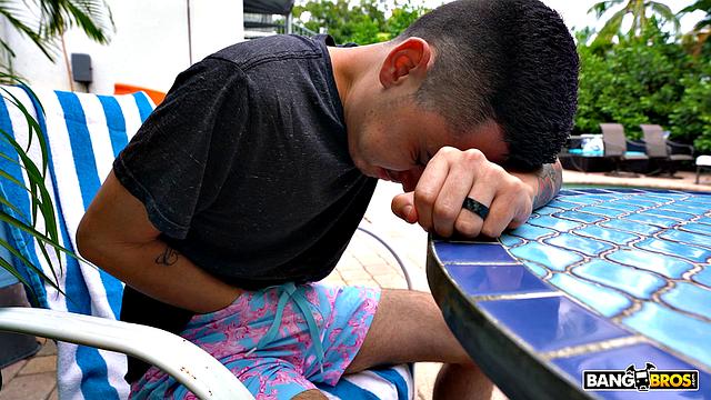 Сестра Рисса помогает Хуану забыть бывшую жарким трахом у бассейна