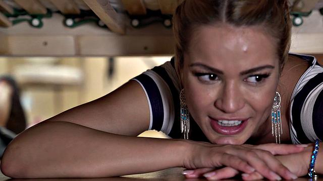 брюнетка застряла под кроватью и ловит жесткий трах