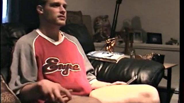 брутальный гетеро не сдержался и присосался к члену