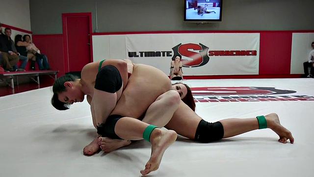 Wrestling public dykes on wrestling field for crowd
