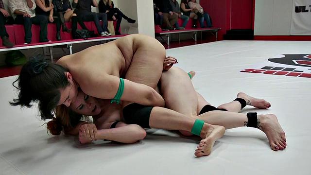 Wrestling public dykes on wrestling field for crowd