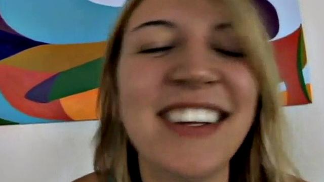 миниатюрная блондинка сосёт член крупным планом