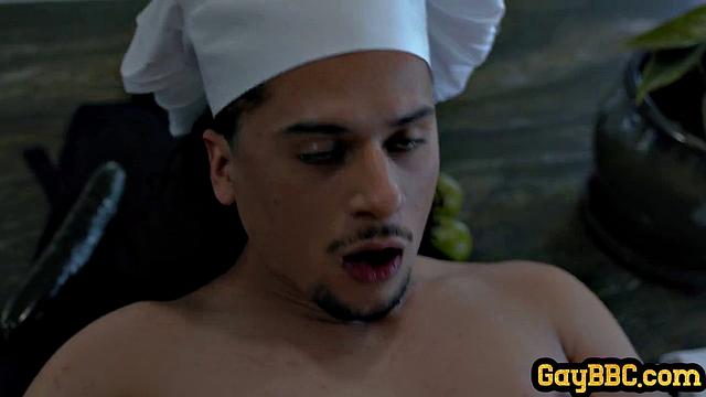 Крепкий латинский красавец принимает огромный черный член в себя