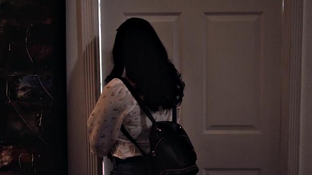 падчерица 21 года кайфует от большого члена в мокрой киске