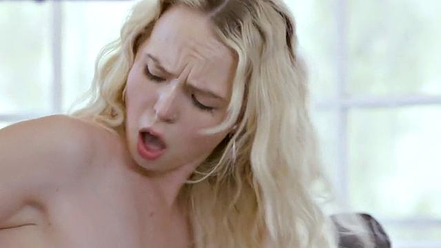 татуированная блондинка получает жёстко в позе догги среди дня