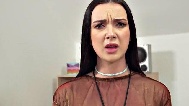 две аппетитные девки из хостела трахаются втроём после глубокого минета